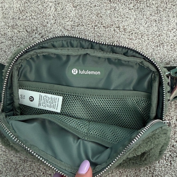 lululemon athletica Forest Green Sherpa Travel Bag - Picture 3 of 5